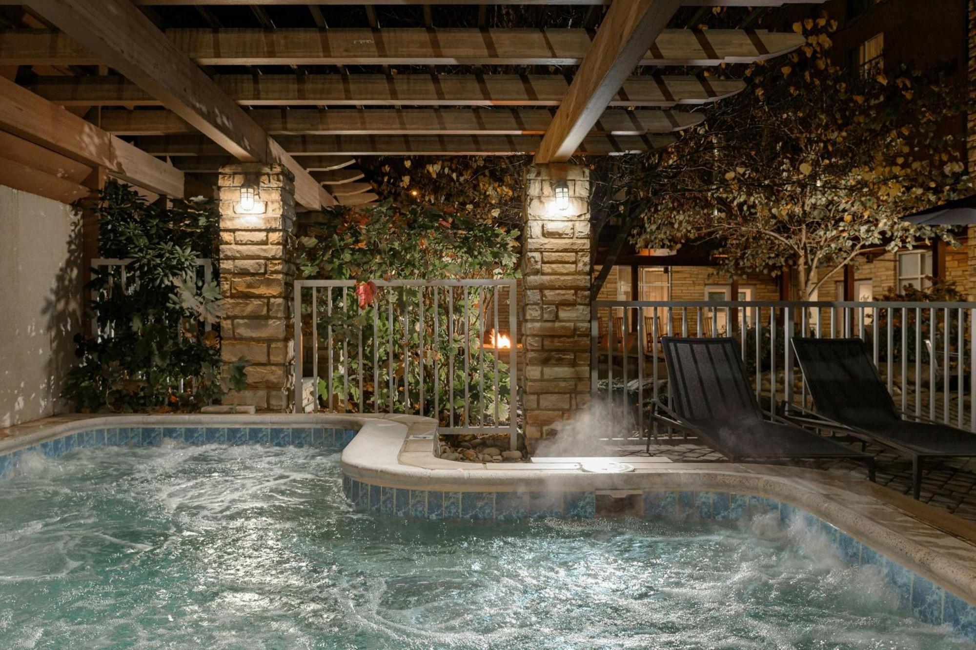 Отель Courtyard By Marriott Gatlinburg Downtown Экстерьер фото