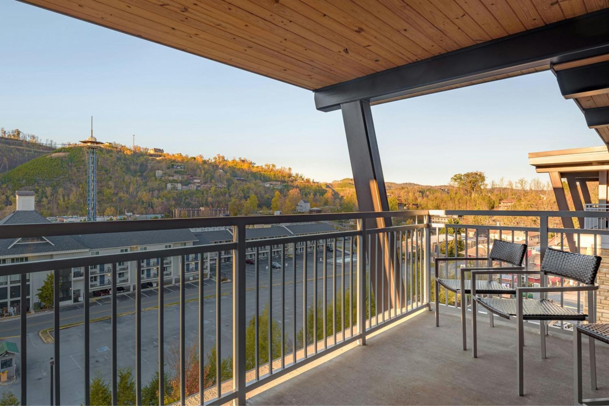 Отель Courtyard By Marriott Gatlinburg Downtown Экстерьер фото