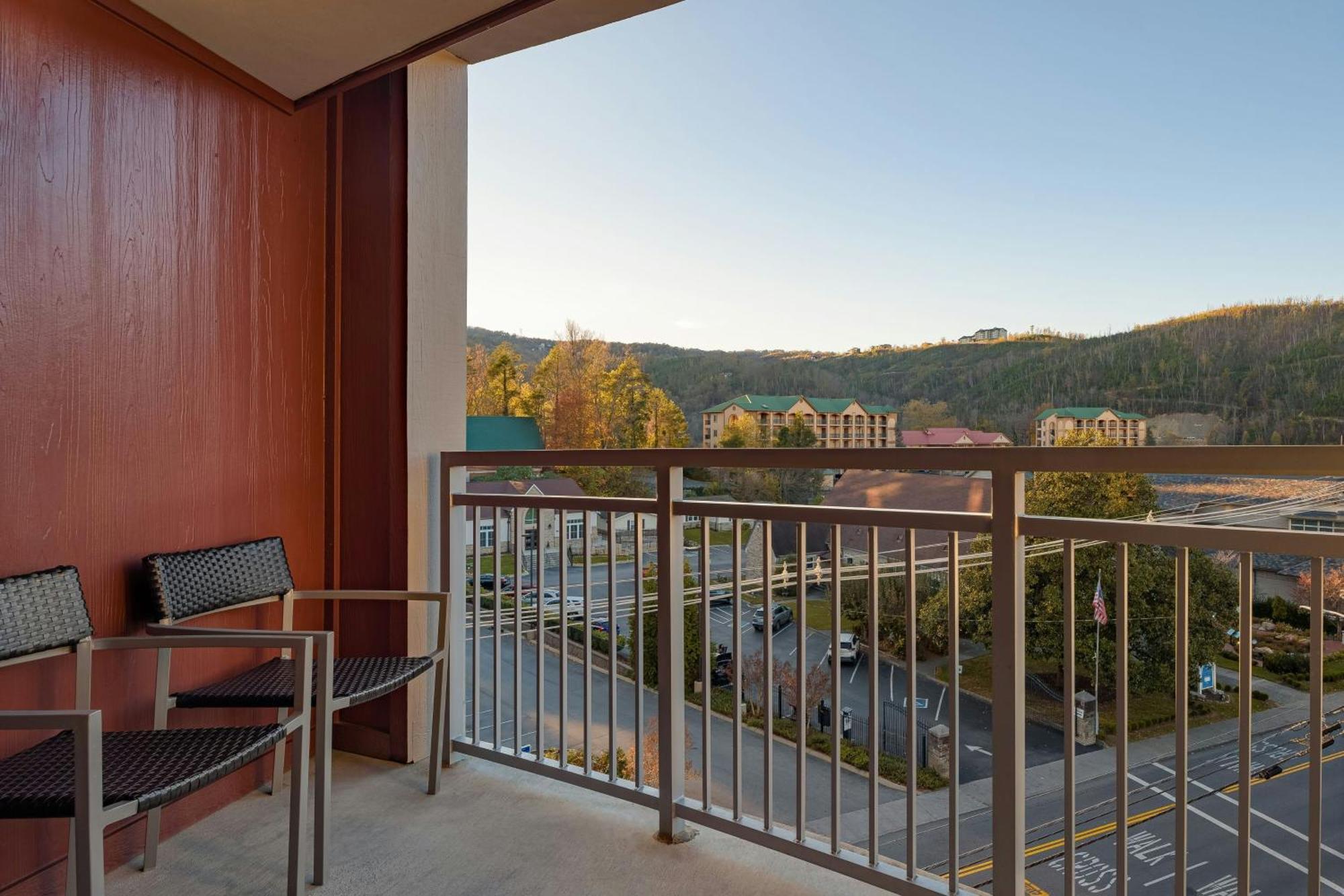 Отель Courtyard By Marriott Gatlinburg Downtown Экстерьер фото