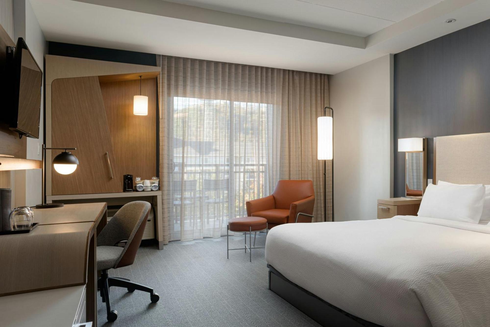 Отель Courtyard By Marriott Gatlinburg Downtown Экстерьер фото