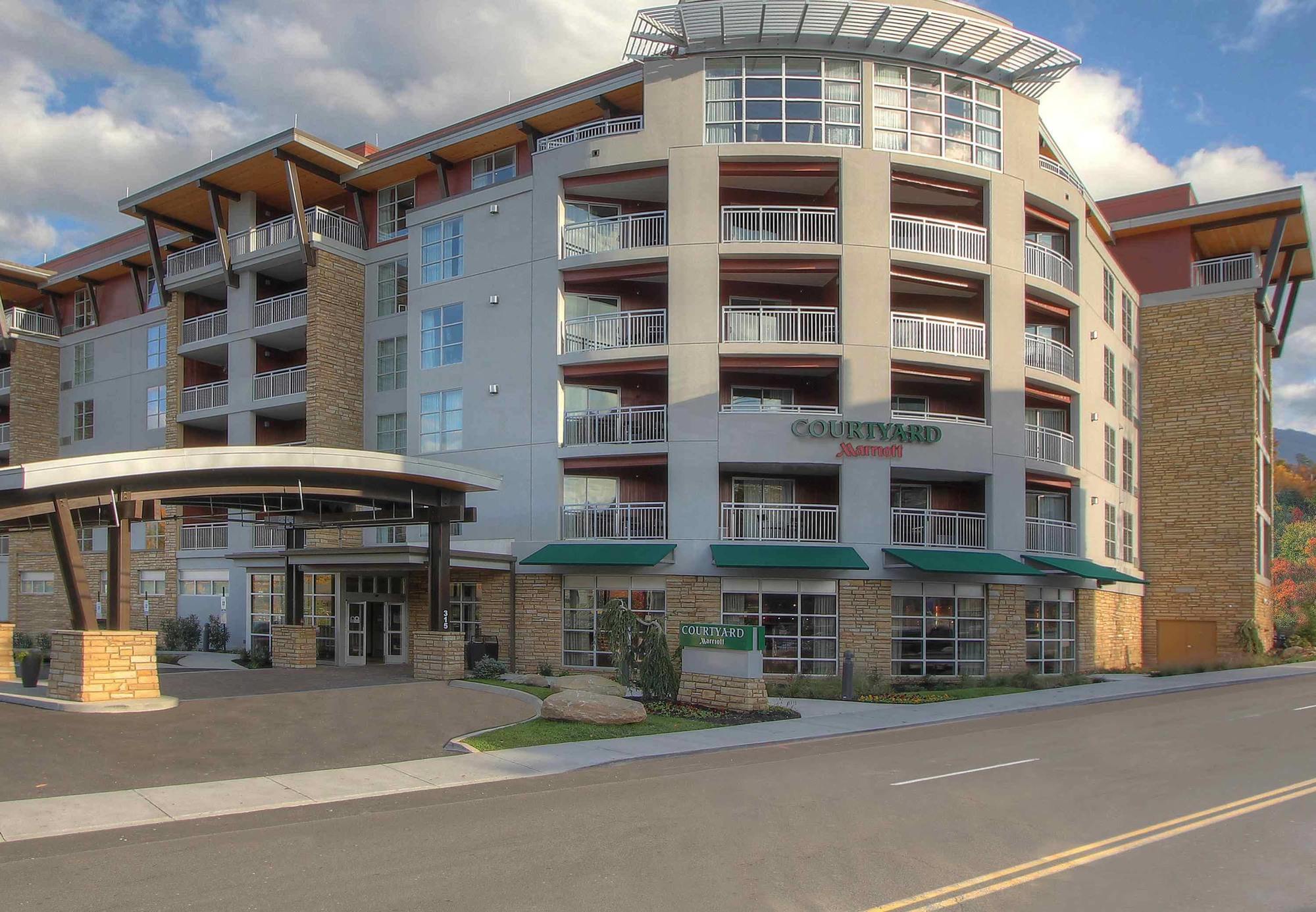 Отель Courtyard By Marriott Gatlinburg Downtown Экстерьер фото